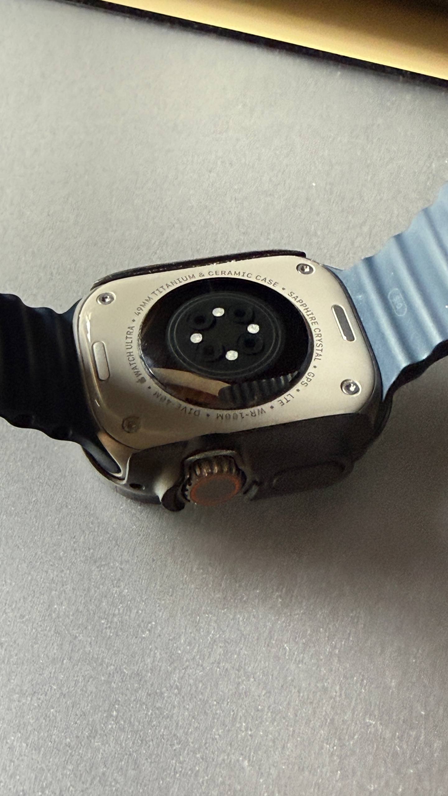 Apple Watch Ultra 2 verso — 49mm Titanium